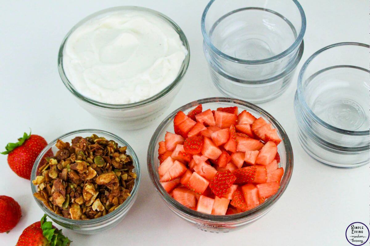 Strawberry Yoghurt Parfaits ingredients