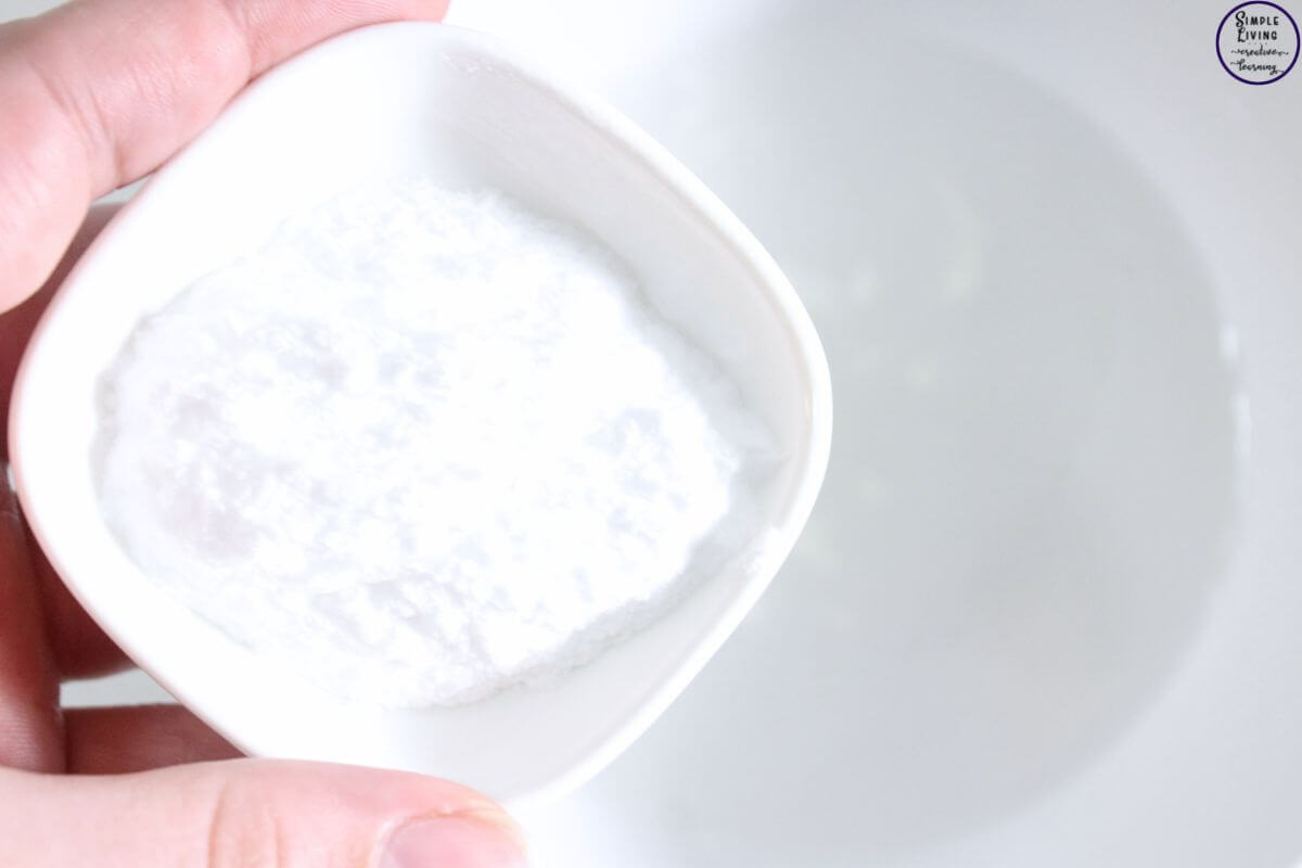 homemade degreaser spray mixing bicarbonate of soda with water