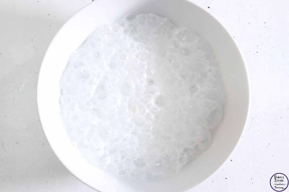 homemade degreaser spray mixture bubbling after adding white vinegar