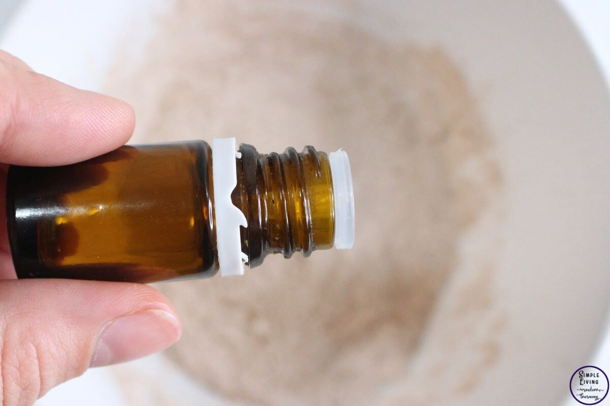 Homemade Dry Shampoo Recipes adding essential oil